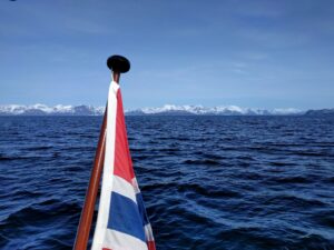 zeilen Noorwegen Troms fjorden Noorse vlag sailing Norway Arctic