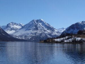 zeilen Noorwegen Troms-regio bergen fjorden zeilexpeditie sailing Arctic Norway
